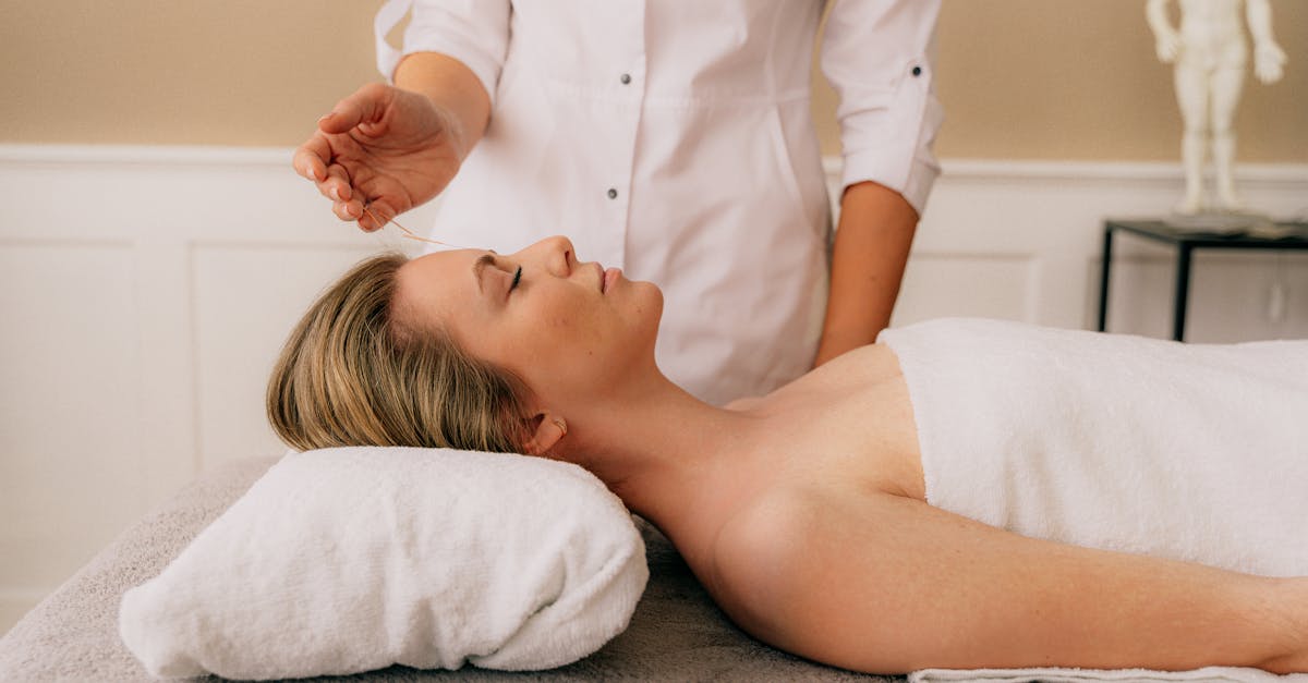 découvrez l'acupression, une pratique millénaire de la médecine traditionnelle qui utilise des points spécifiques du corps pour soulager le stress, améliorer la circulation et favoriser le bien-être. apprenez comment cette technique simple peut transformer votre santé au quotidien.