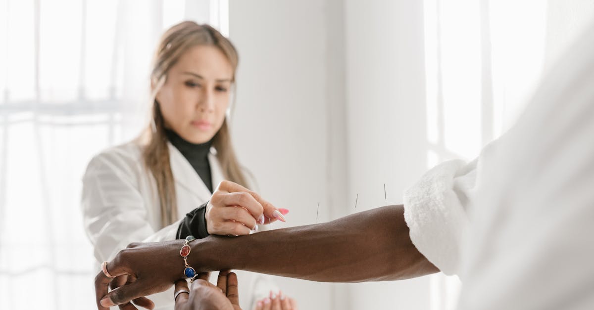 Scopri l'agopressione, una tecnica delicata e naturale che stimola punti specifici del corpo per alleviare il dolore, ridurre lo stress e favorire l'equilibrio emotivo. Scopri come integrare questa antica pratica nella tua routine di benessere.