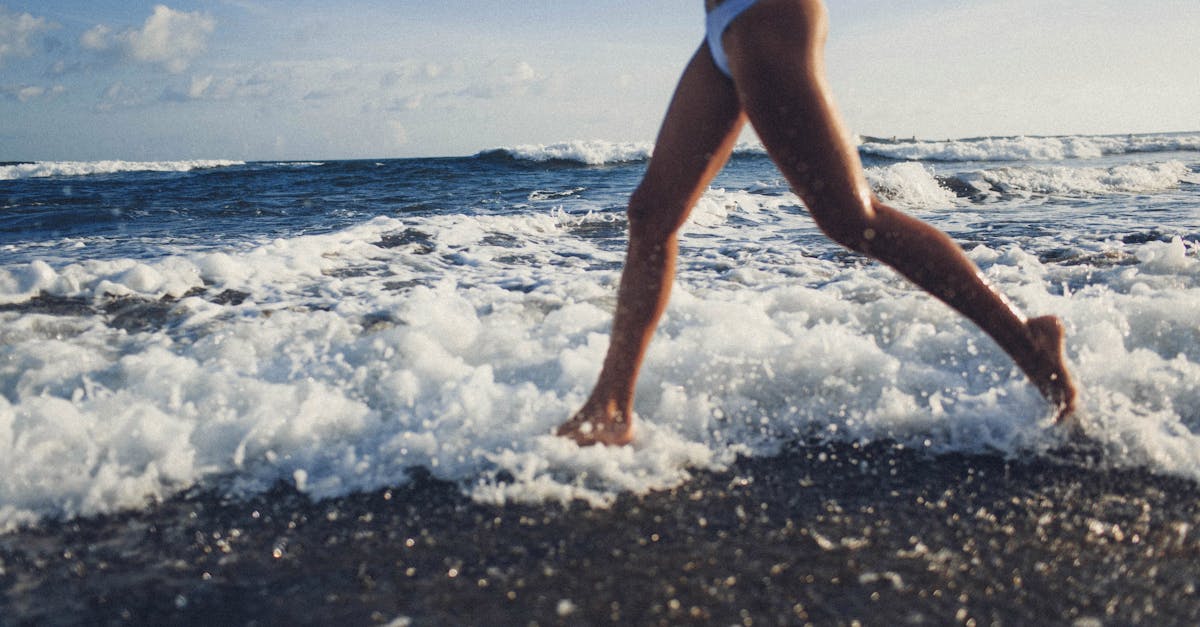 Scopri la nostra collezione di costumi da bagno alla moda per questa estate! Che tu sia alla ricerca di un look sportivo, elegante o classico, i nostri modelli soddisferanno tutti i tuoi desideri. Immergiti nel mondo della moda acquatica con tessuti di qualità, design variegati e colori vivaci. Preparati a brillare in spiaggia o in piscina!