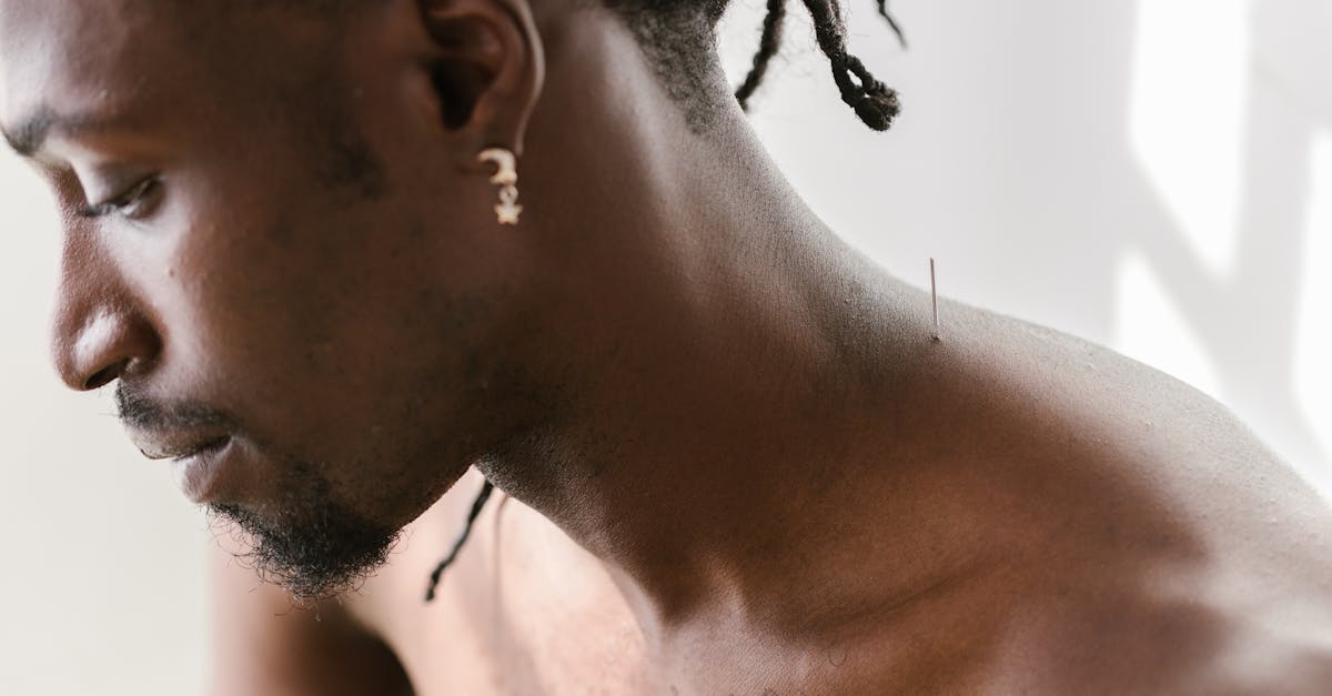 découvrez l'acupression, une méthode de guérison ancestrale qui utilise des points de pression sur le corps pour soulager la douleur, réduire le stress et favoriser le bien-être. apprenez à pratiquer cette technique adaptée à tous pour améliorer votre santé physique et mentale.