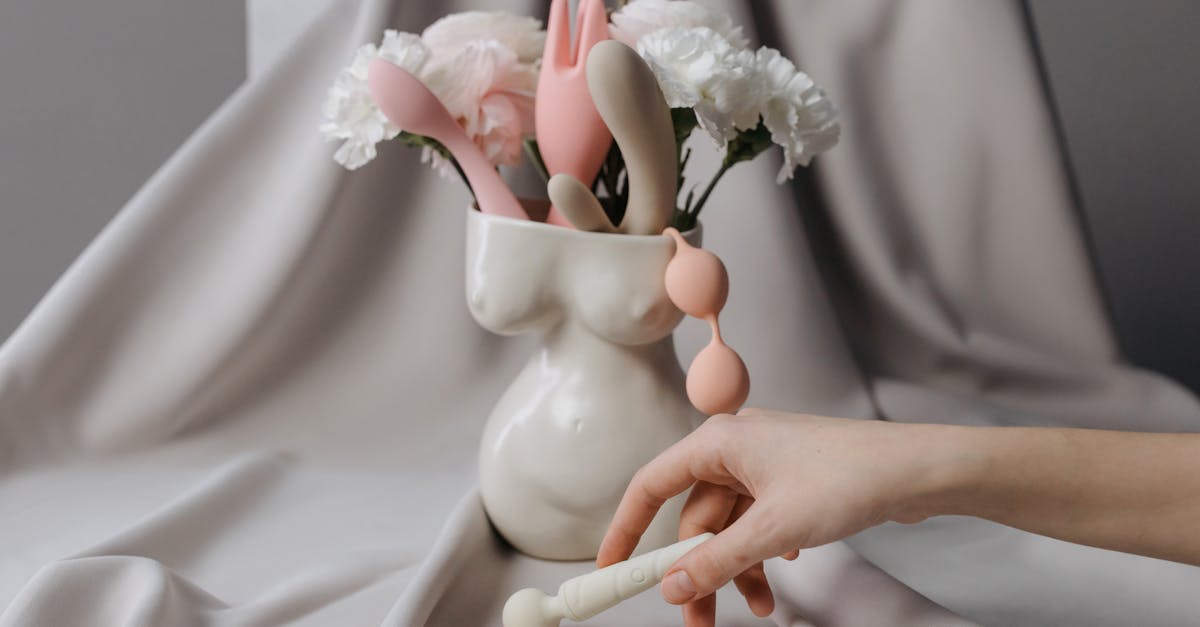Scopri la nostra ampia selezione di sex toys per rendere più piccante la tua vita intima. Da soli o in coppia, esplorate nuove sensazioni con prodotti di qualità adatti a tutti i desideri.